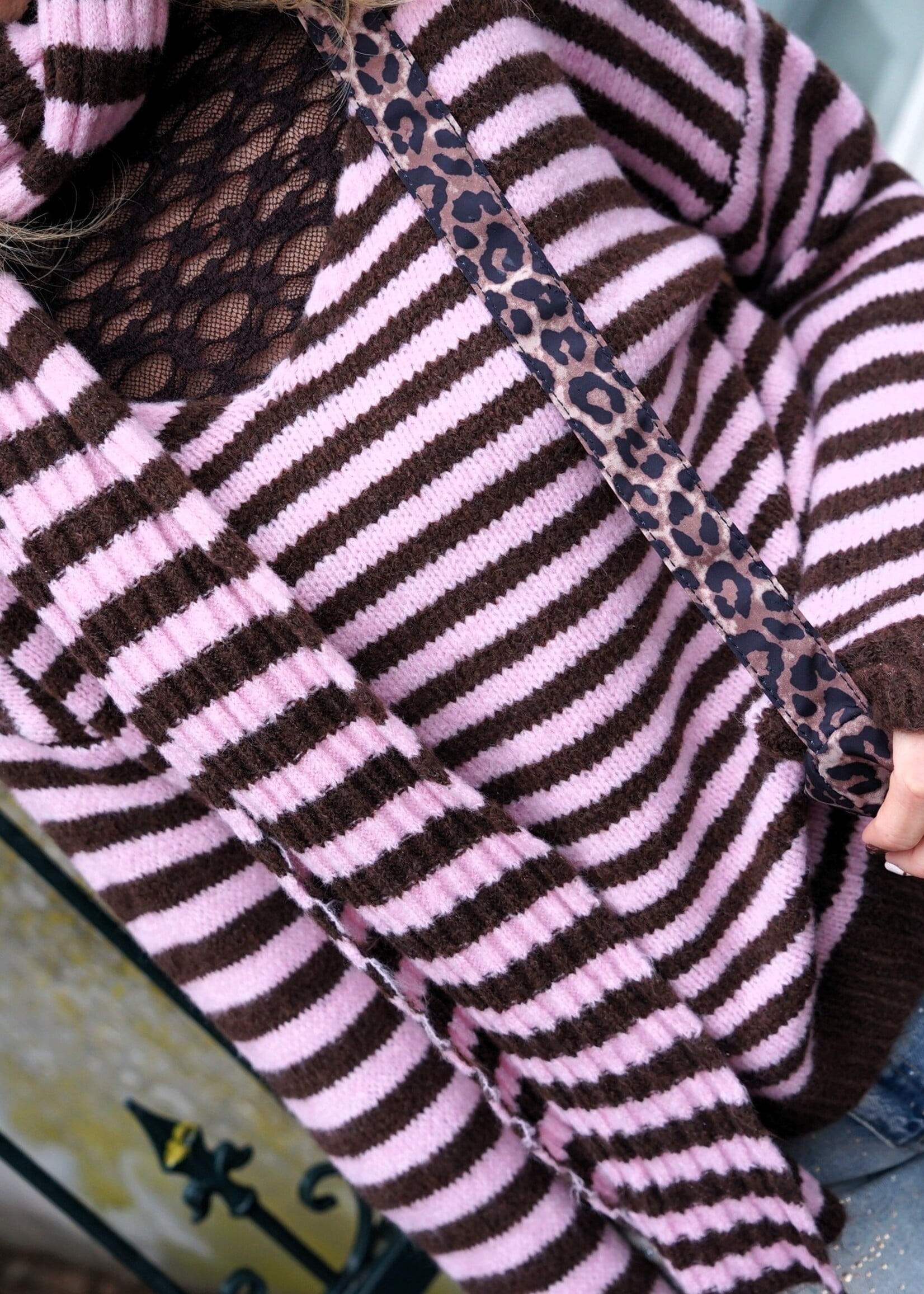TRUI MET SJAAL BRUIN ROZE