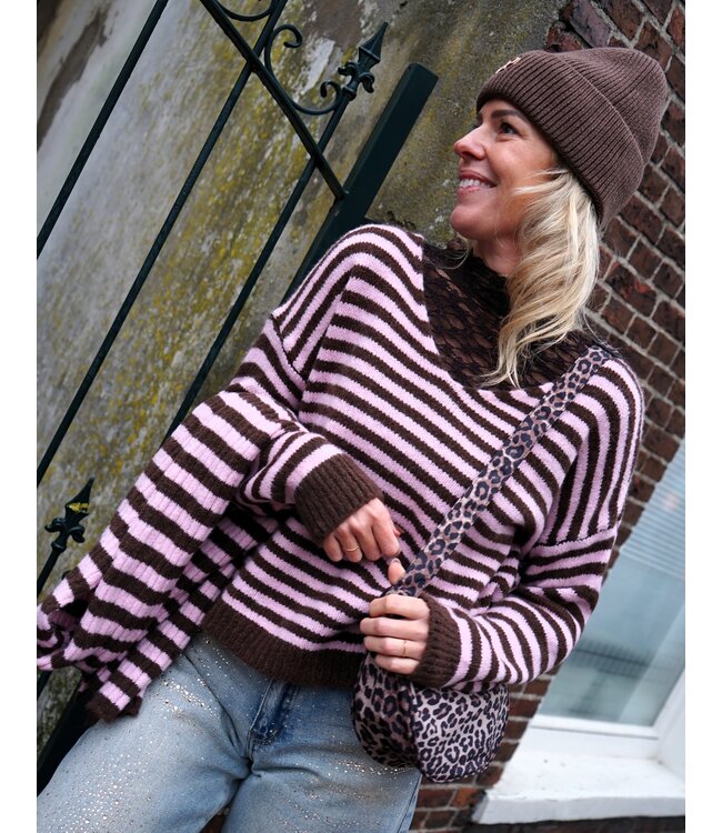 TRUI MET SJAAL BRUIN ROZE