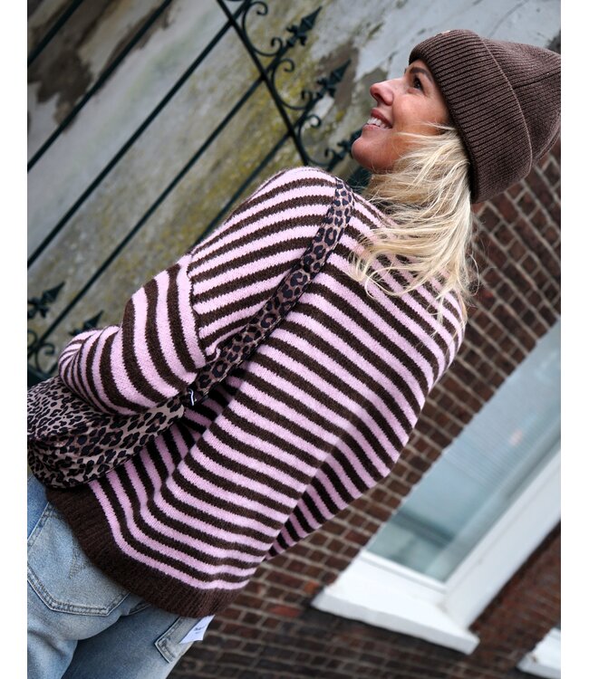 TRUI MET SJAAL BRUIN ROZE