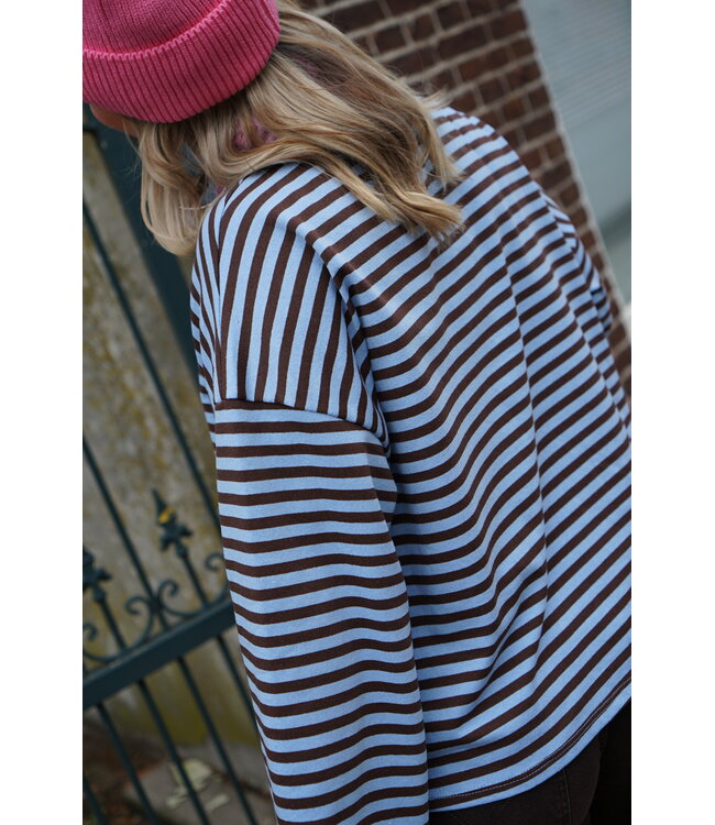 STREEP TOP MAE BLAUW BRUIN