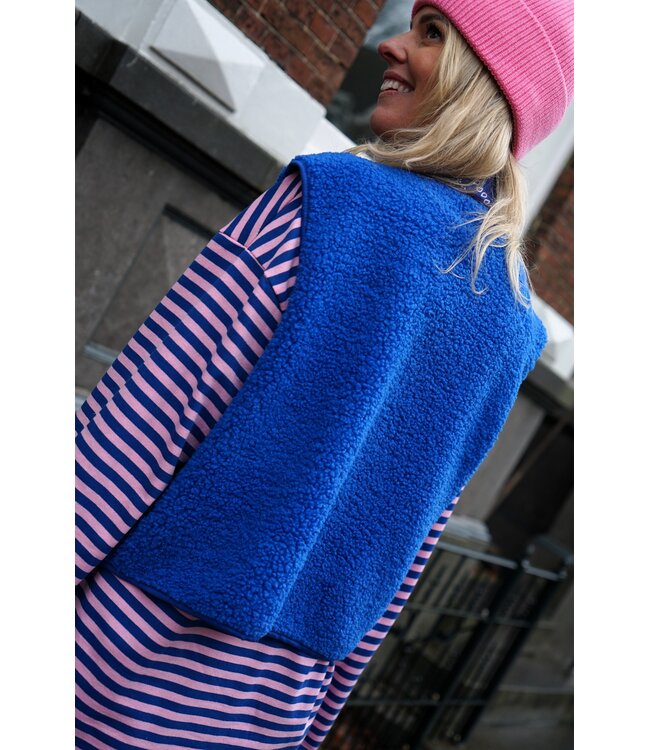 TEDDY GILET BLAUW OUT OF OFFICE