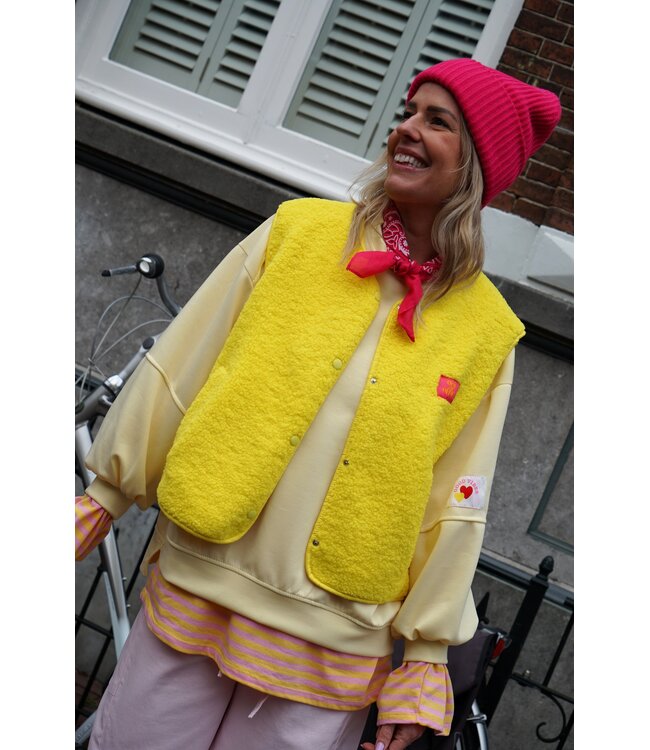 TEDDY GILET OUT OF OFFICE GEEL