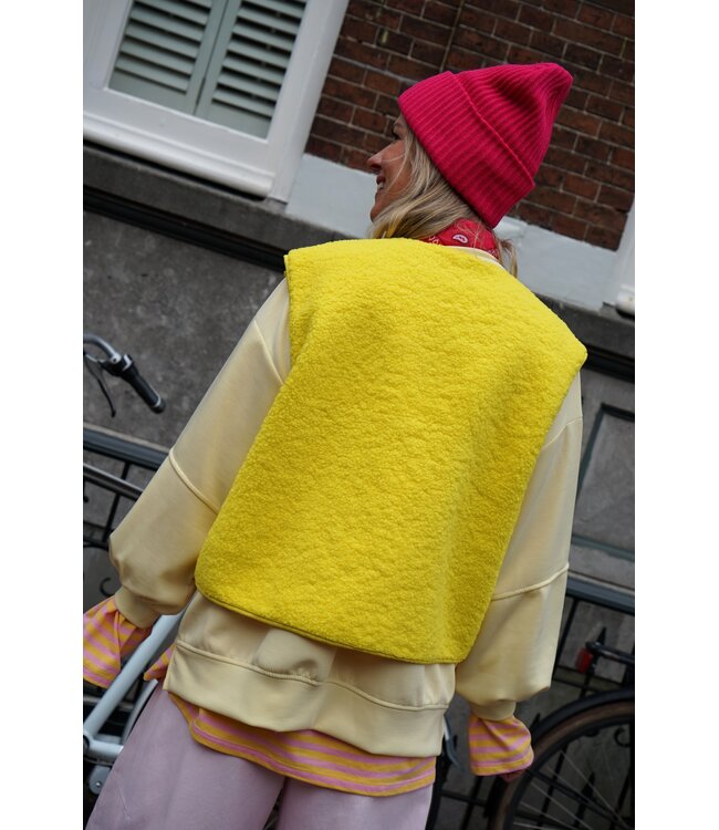 TEDDY GILET OUT OF OFFICE GEEL