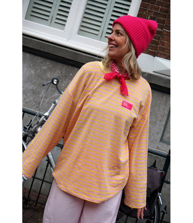 OVERSIZED STREEP TOP GEEL ROZE