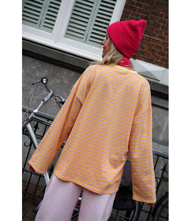 OVERSIZED STREEP TOP GEEL ROZE