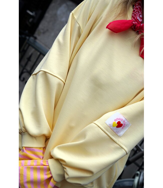 SWEATER GOOD VIBES GEEL