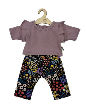 Hollie Poppenbroek en -shirt lavender flowers