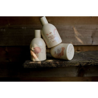 Kenko Apricot and oat nurturing cream wash // mother & baby