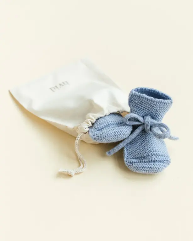 hvid booties // light blue