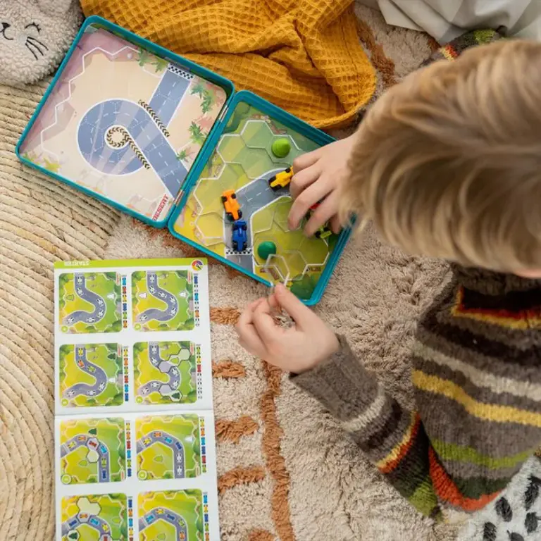 Smart Games magnetic travel game // pole position