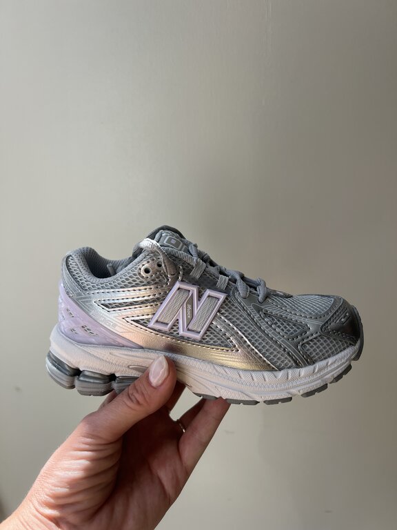 New Balance 1906 teens // silver metallic / milk violet