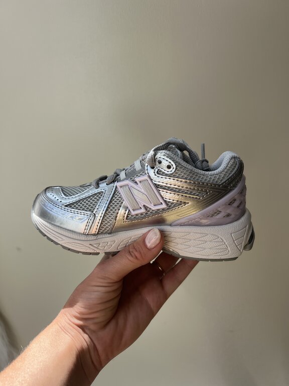 New Balance 1906 teens // silver metallic / milk violet