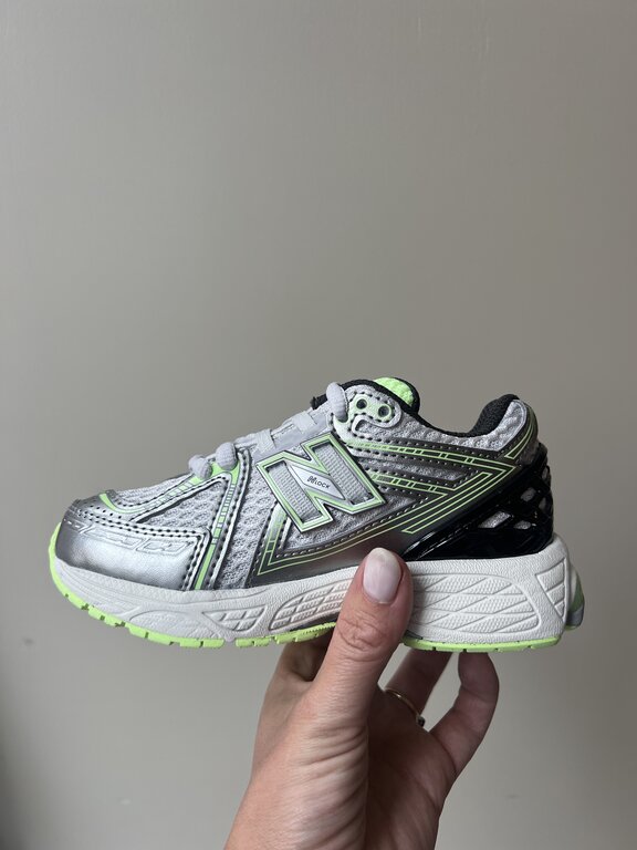 New Balance 1906 kids // dark silver / metallic mint flas