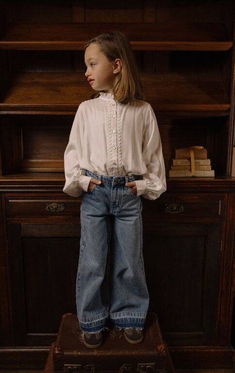 Charlie Petite isae flaired jeans // light blue