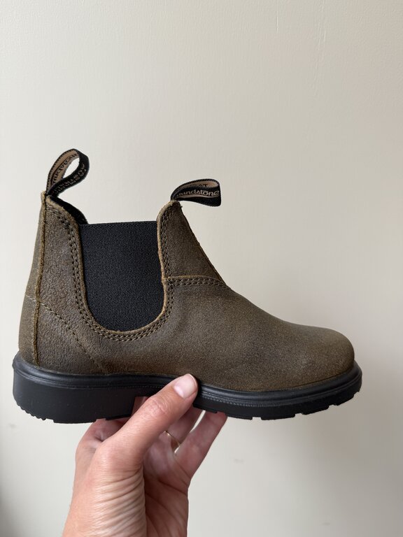 Blundstone kids suede  //  dark olive