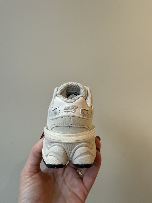 New Balance 9060 kids  // shipyard / linen