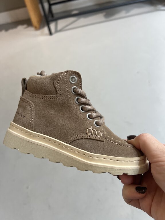 Preloved 1. Nubikk jonah polar fur jr // taupe suede // 24