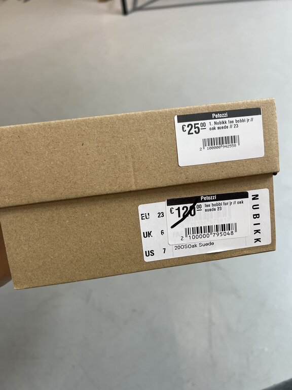 Preloved 1. Nubikk fae bobbi jr // oak suede // 23