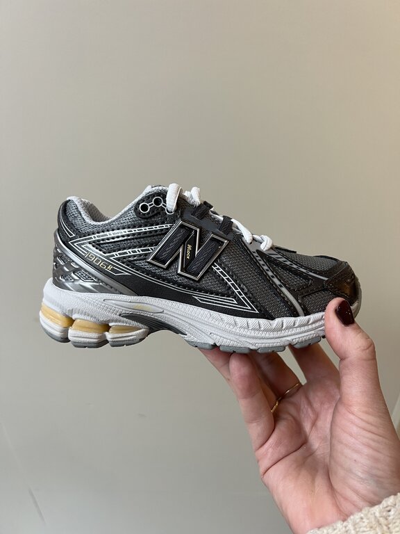 New Balance 1906 kids // dark silver metallic