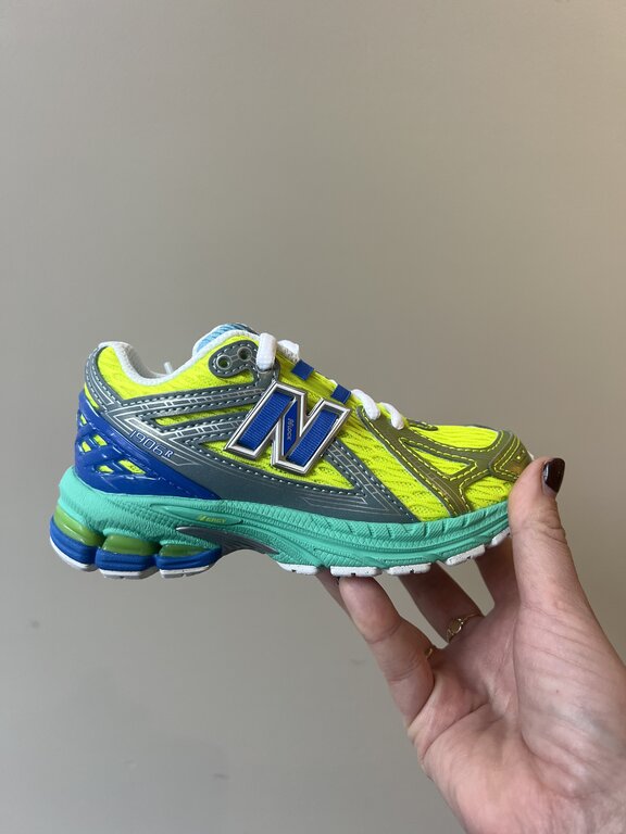 New Balance 9060 kids // alkaline green/bluebird