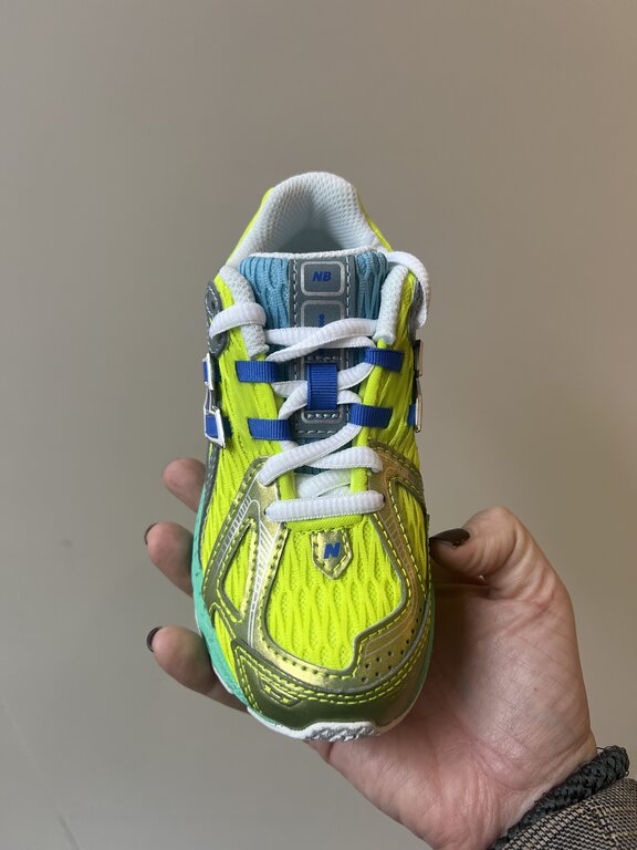 New Balance 9060 kids // alkaline green/bluebird