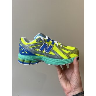 New Balance 9060 teen // alkaline green/bluebird