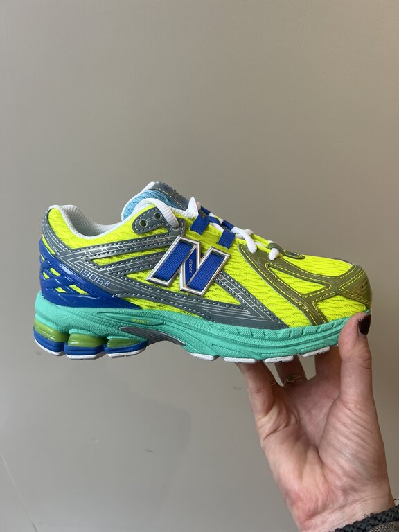 New Balance 9060 teen // alkaline green/bluebird