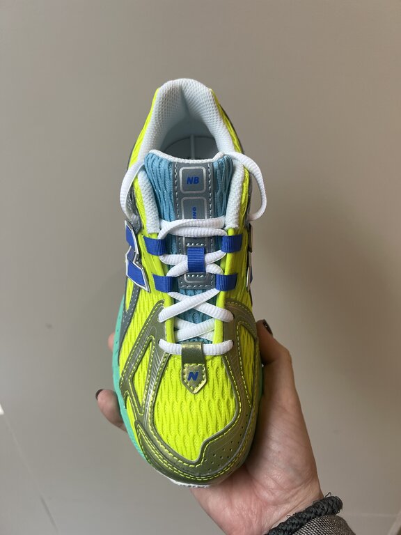 New Balance 9060 teen // alkaline green/bluebird