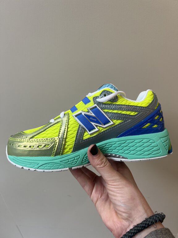 New Balance 9060 teen // alkaline green/bluebird