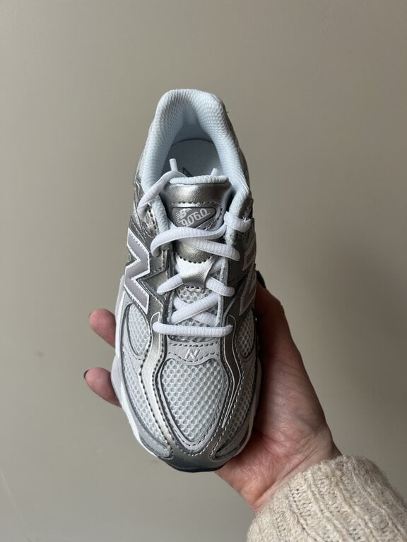 New Balance 9060 kids // rain cloud/truffle salt