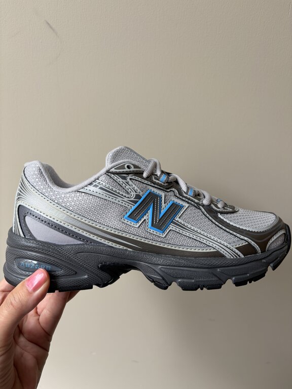 New Balance 740 teens  // dark silver metallic