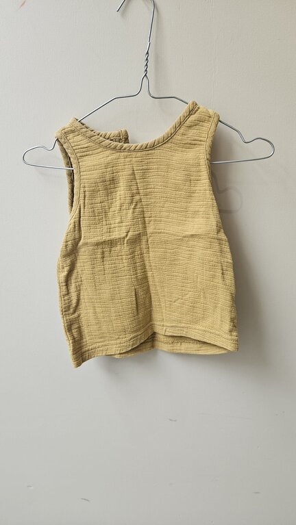 Preloved 13. Quincy Mae hemdje mostergeel // 12-18m