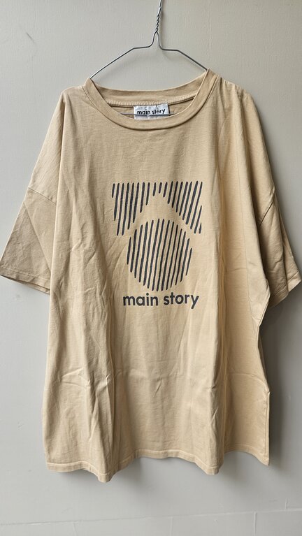 Preloved 1. Main story zandkleurig shirt zwarte print // 14y