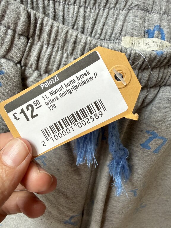 Preloved 11. Nixnut korte broek letters lichtgrijs/blauw // 128