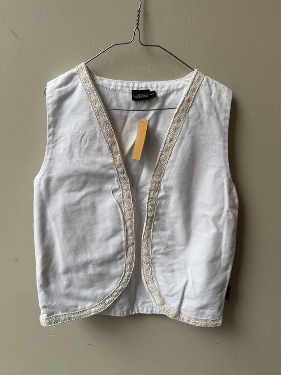 Preloved 1. Milk & Sugar gilet 140-146 // wit met kanten randje