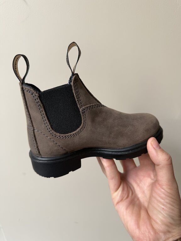 Blundstone kids // clay