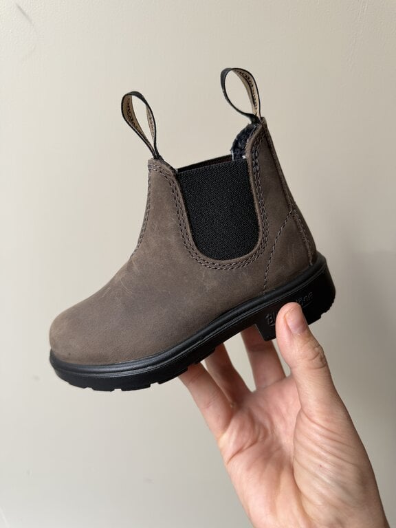 Blundstone kids // clay