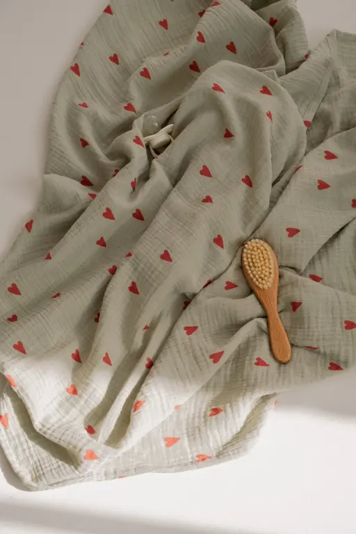 Studio Noos medium swaddle // green hearts