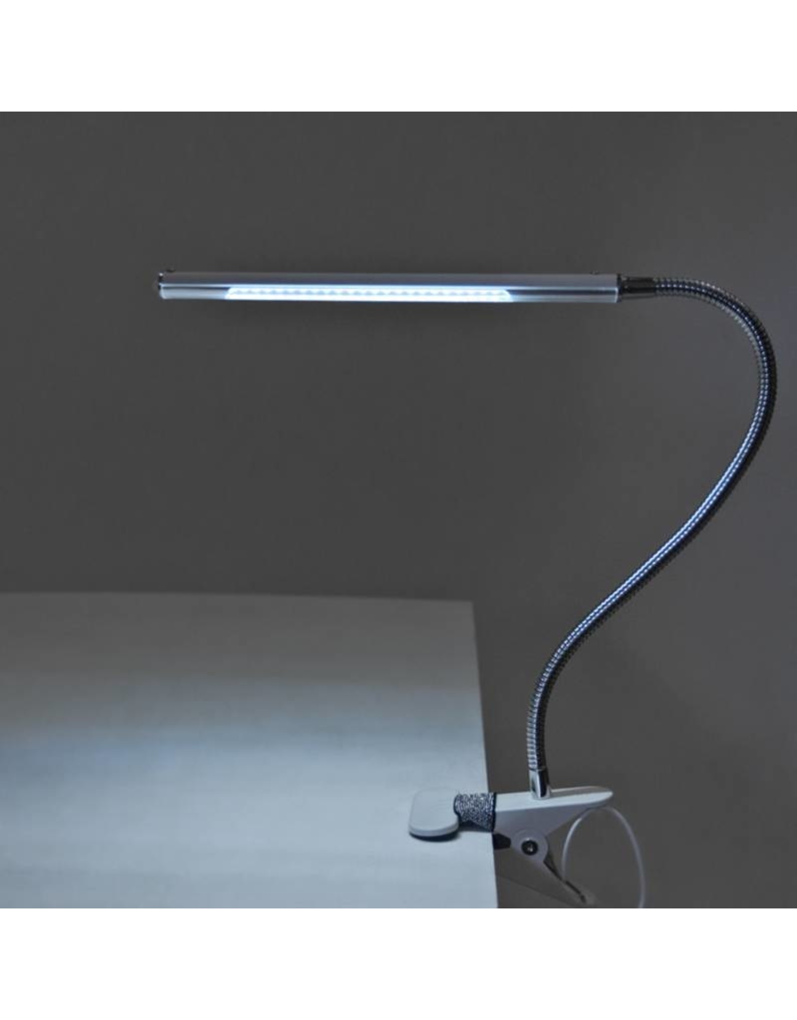 Merkloos LED Tafellamp Blauw met een flexibele arm op tafelklem.