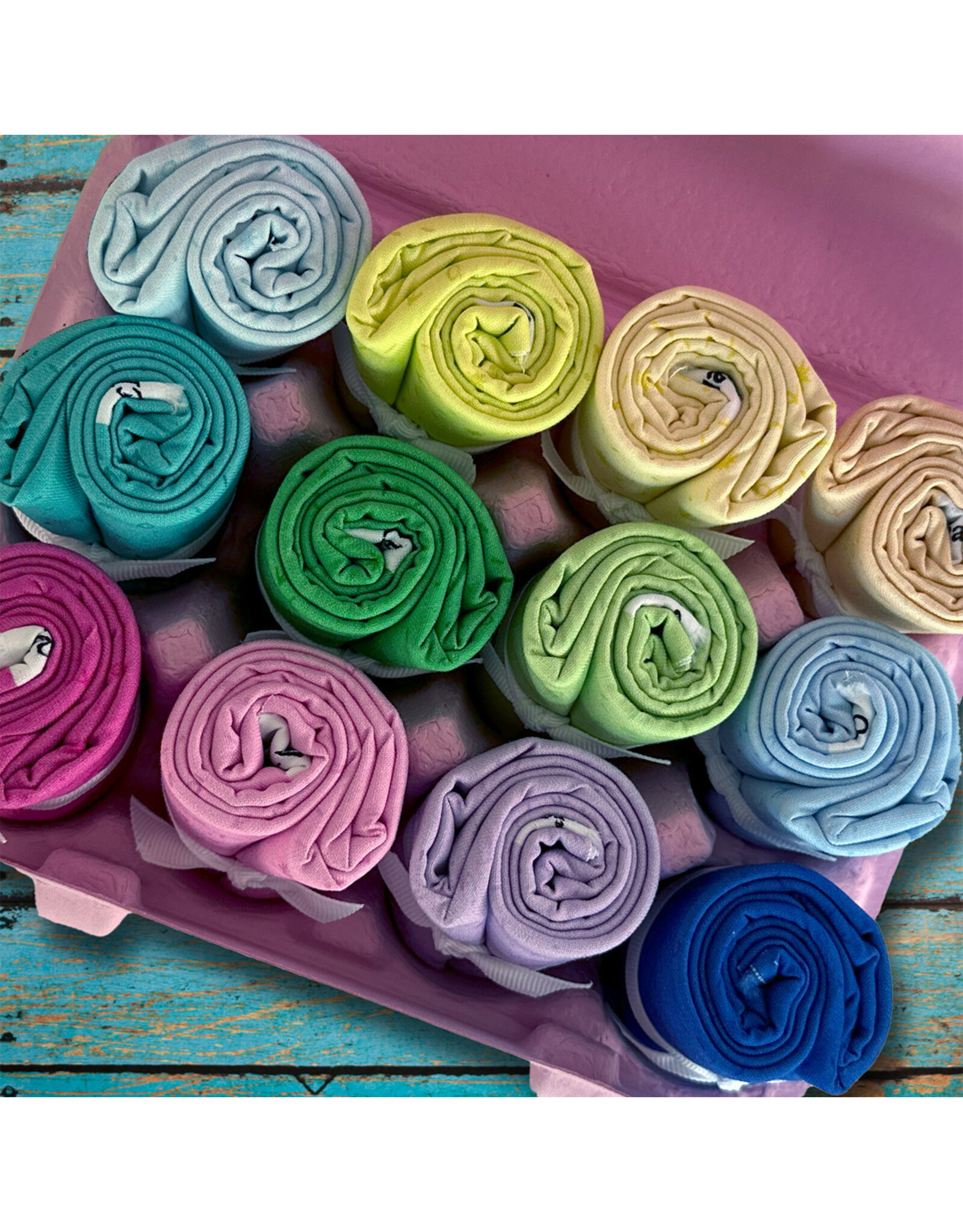 Timeless Treasures Chicken Scratch Spring - 12 FQ in eierdoosje