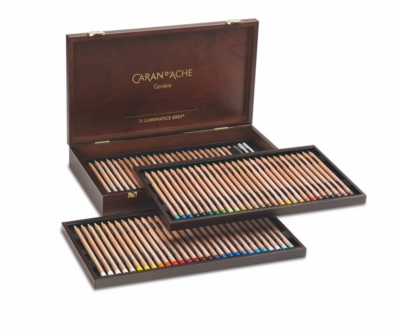 CARAN D'ACHE Luminance 6901® Coffret Bois de 76 crayons de couleurs + 2 full blender