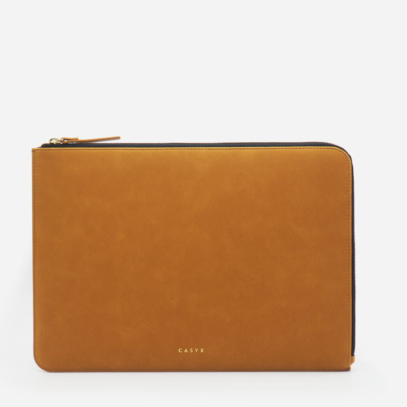 CASYX Pochette ordi. 13" en daim, gamme Atelier Camel