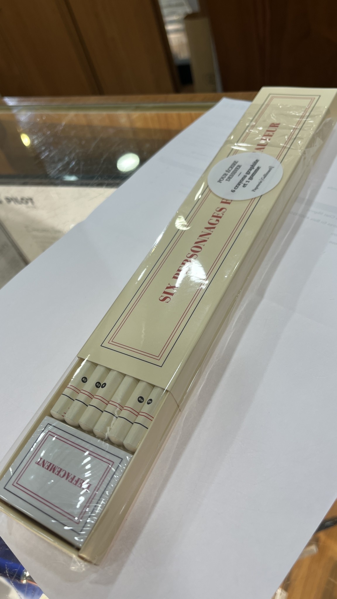 GALLIMARD Étui de crayons - Six personnages en quête d'auteur