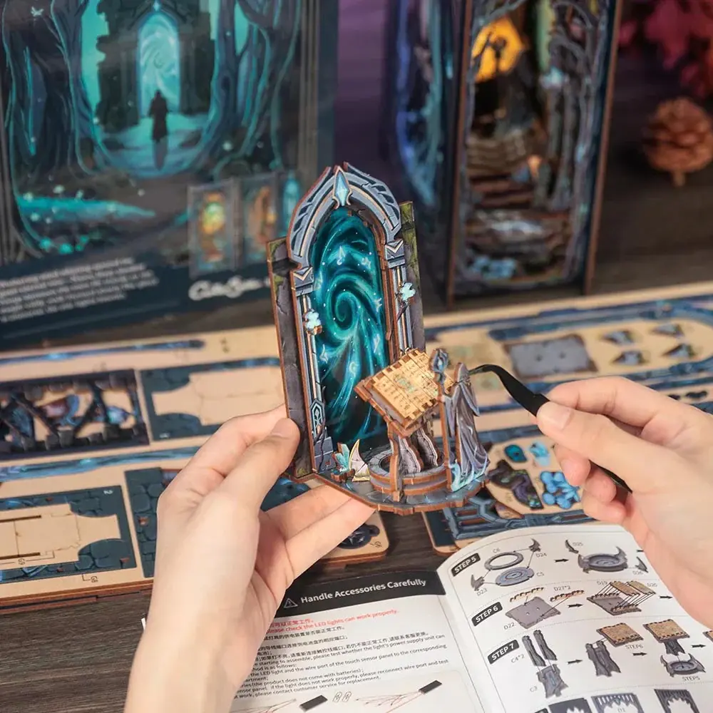 FIGURED'ART Book Nook - La Porte du Pays des Merveilles