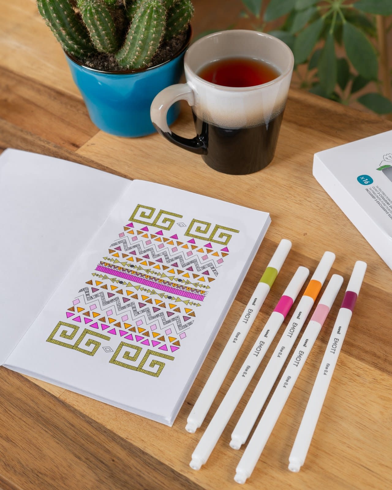 UNI-BALL Coffret Emott Art Therapie (16 Feutres + 1 Carnet Coloriage)