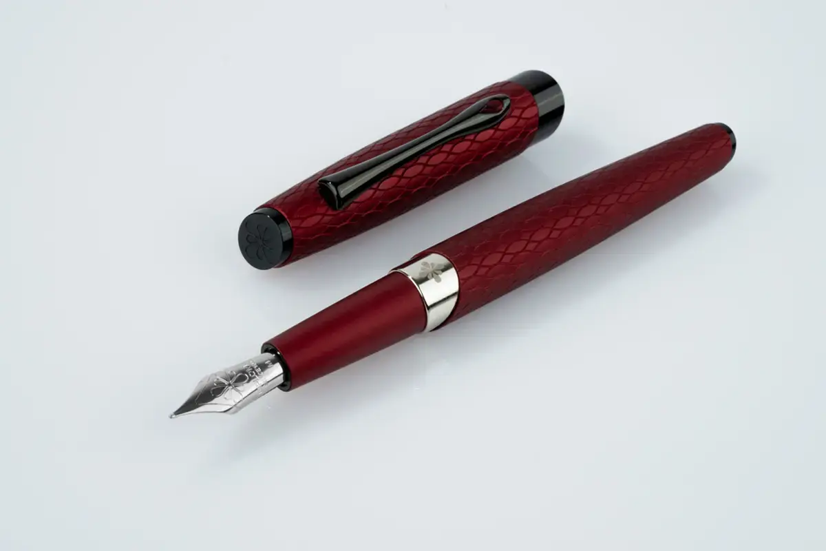 DIPLOMAT Stylo Plume Cobra Burgundy guilloche