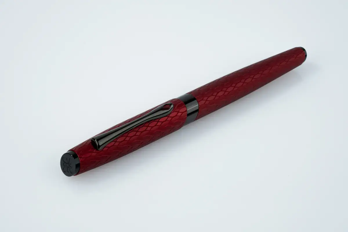 DIPLOMAT Stylo Plume Cobra Burgundy guilloche