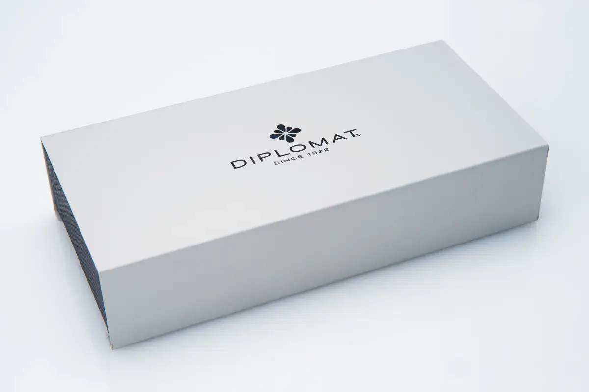 DIPLOMAT Stylo Plume Cobra Burgundy guilloche
