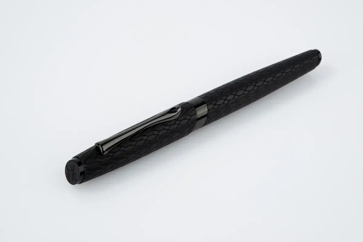 DIPLOMAT Stylo Plume Cobra Black guilloche