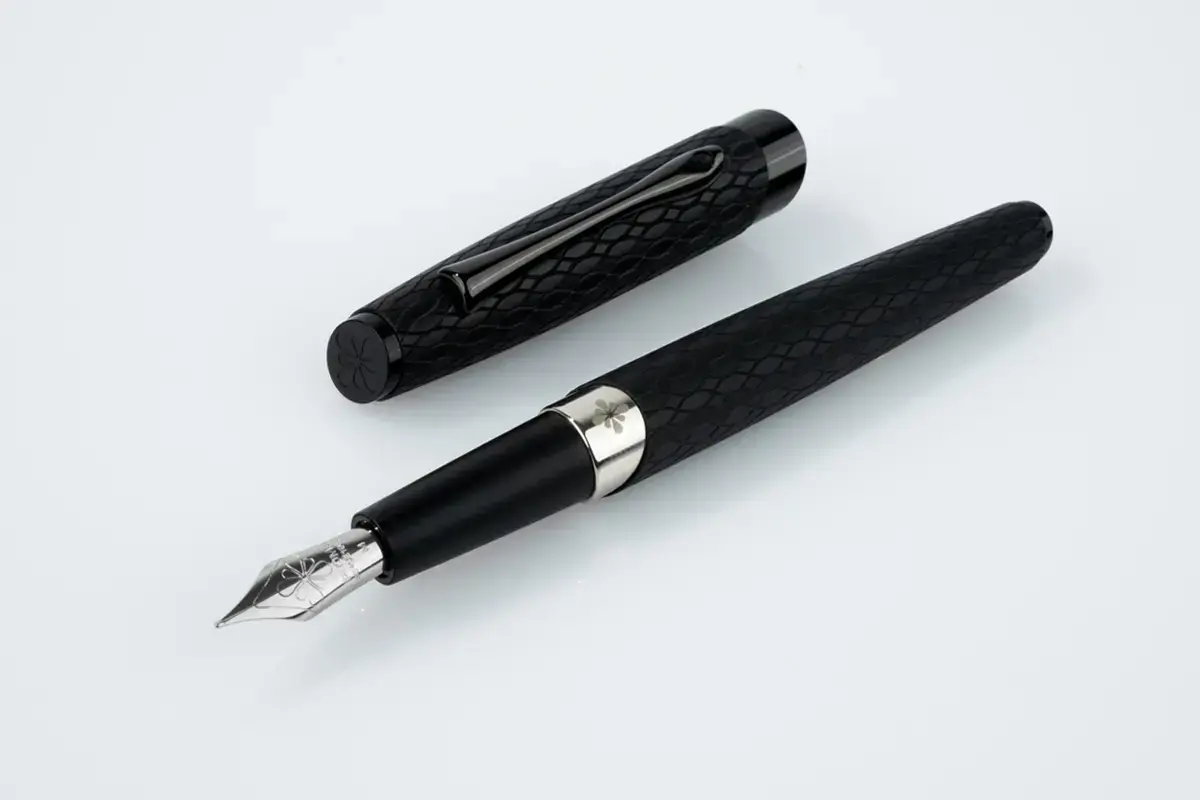DIPLOMAT Stylo Plume Cobra Black guilloche